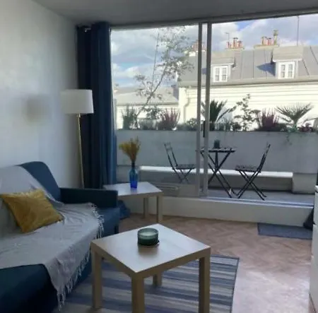 Pretty Marais Bastille With Balcony * Париж